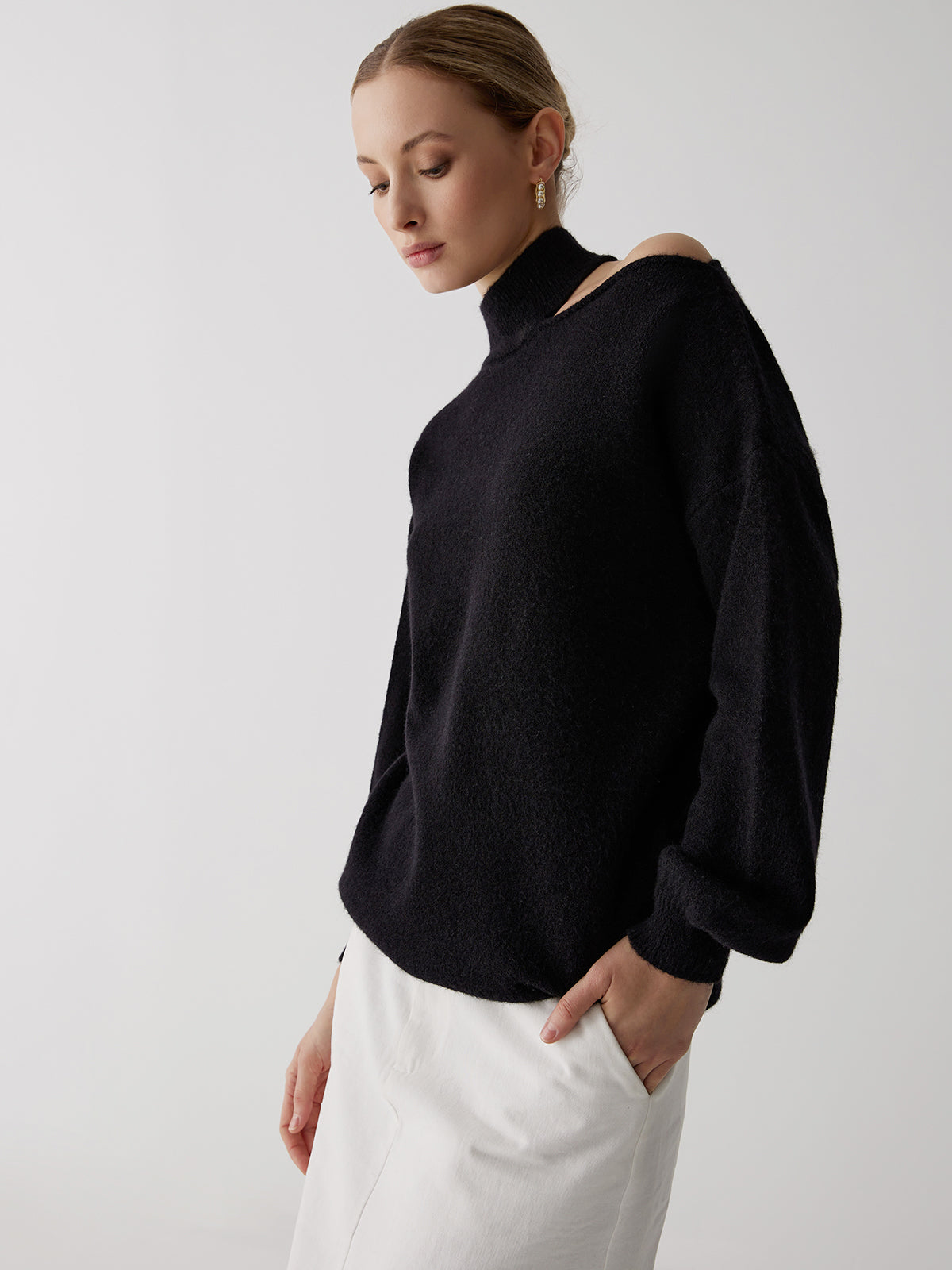 Omuzları Açık Balıkçı Yaka Uzun Kollu Kazak Siyah