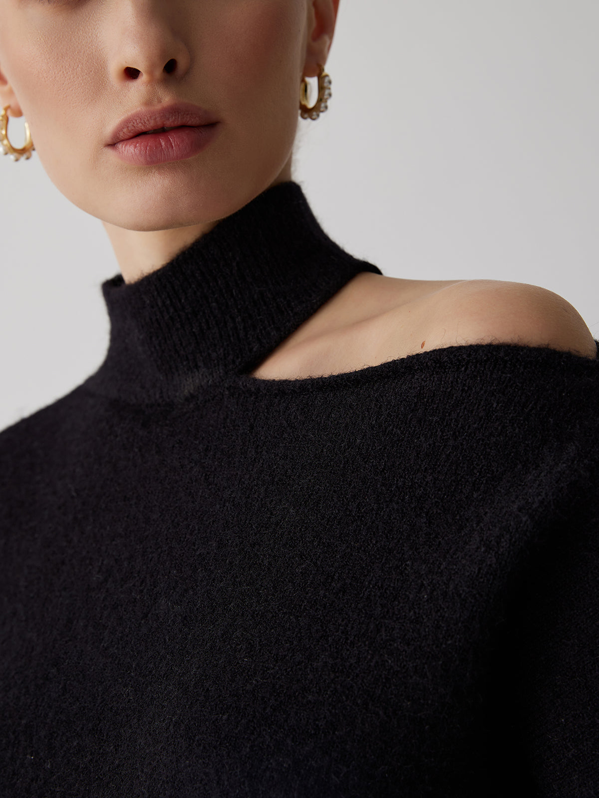 Omuzları Açık Balıkçı Yaka Uzun Kollu Kazak Siyah