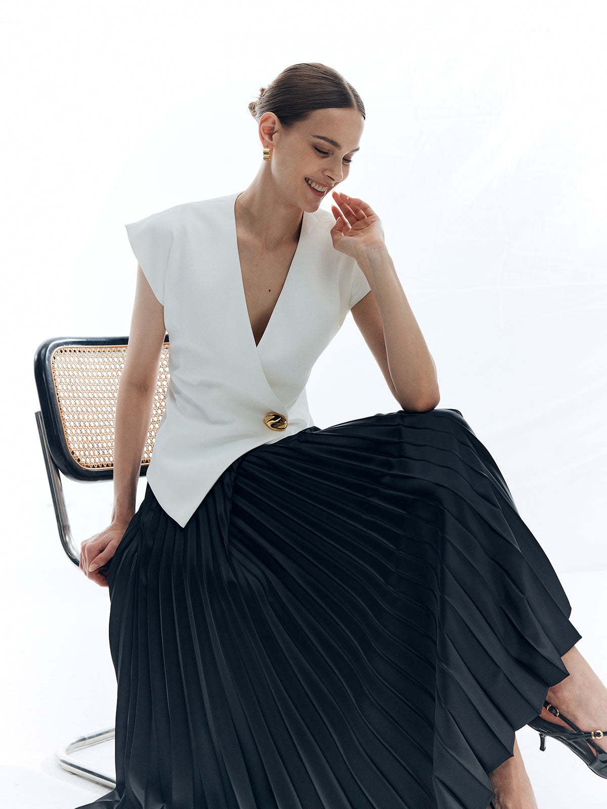 V Yaka Metal Düğmeli Kolsuz Gömlek Beyaz