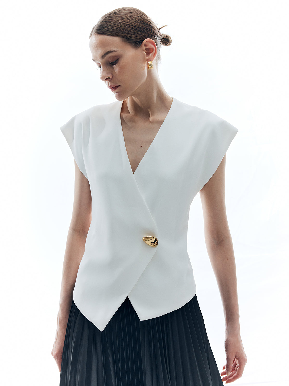 V Yaka Metal Düğmeli Kolsuz Gömlek Beyaz