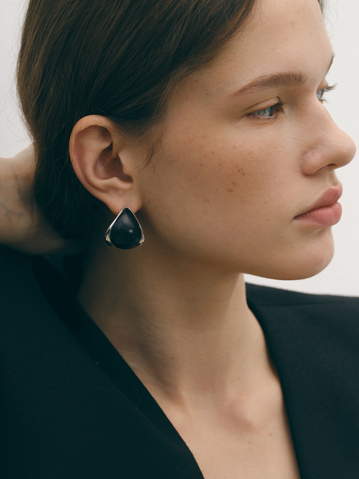 Midnight Elegance Siyah Oniks Küpe Bakır Detaylı