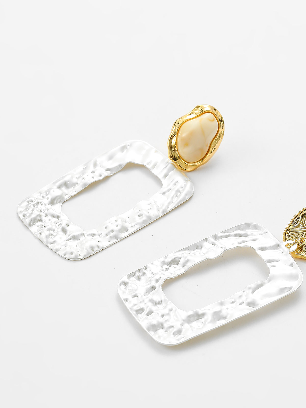 Taşlı Kare Pileli Çerçeve Damla Küpe Beyaz