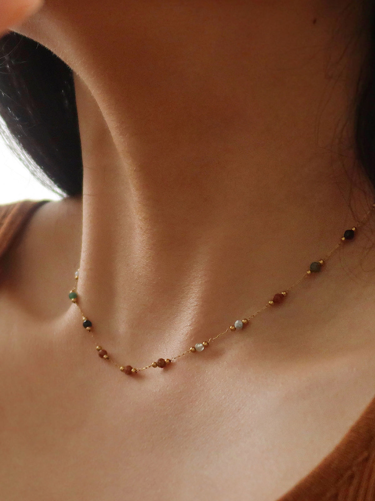 Renkli Boncuklu Bağlantılı Kolye Altın Yeşil Kristal Detaylı