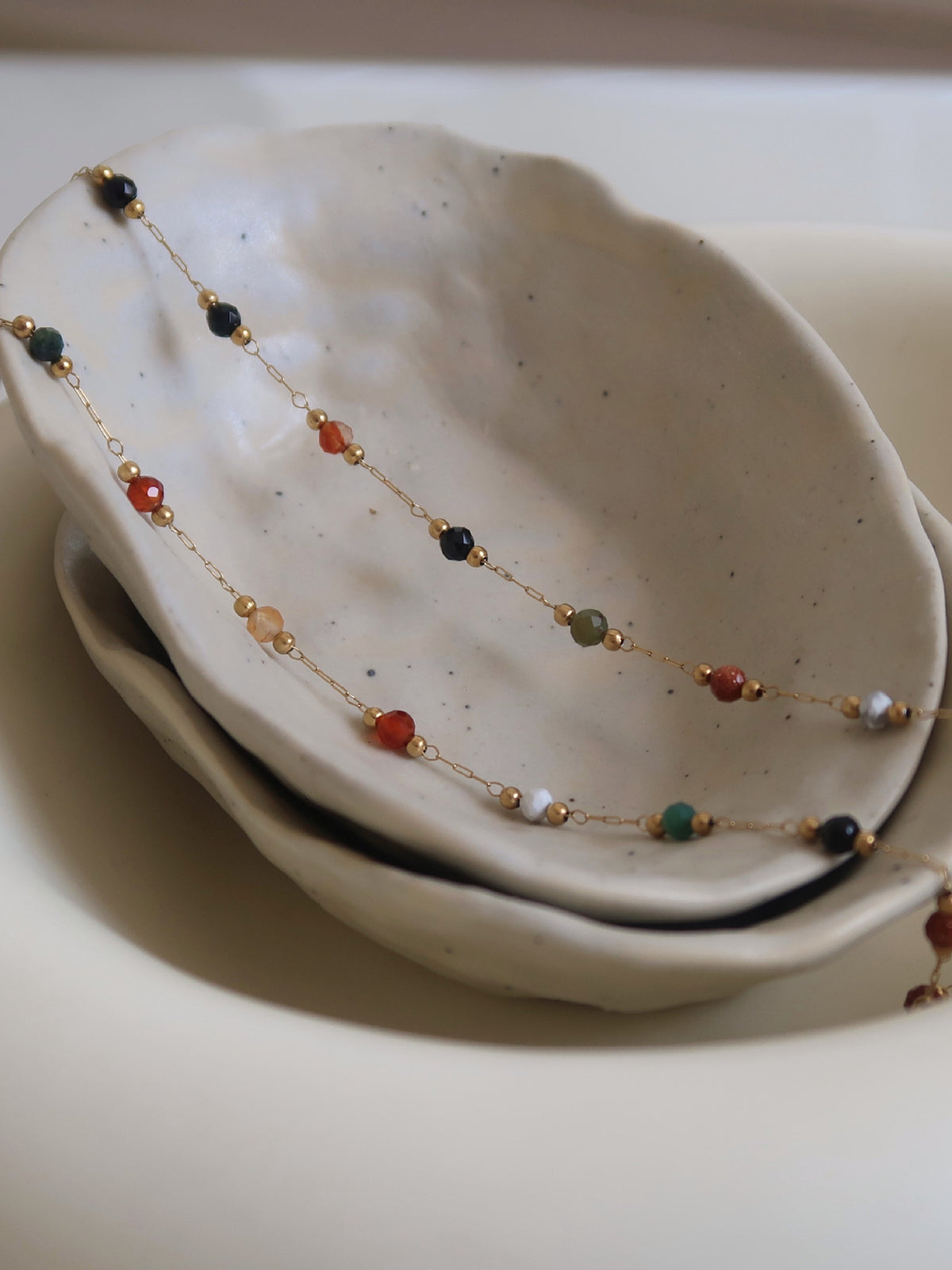 Renkli Boncuklu Bağlantılı Kolye Altın Yeşil Kristal Detaylı