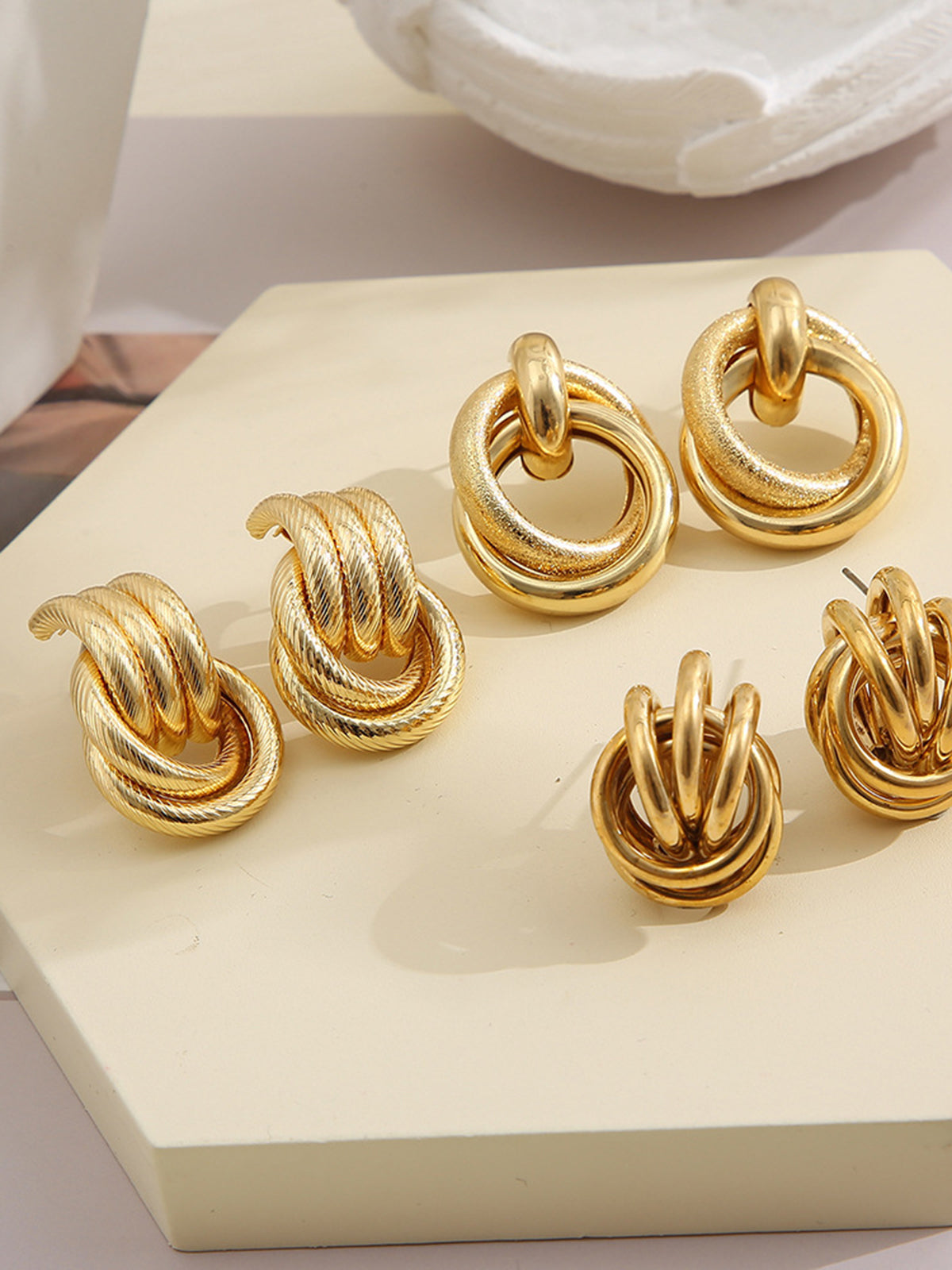 Üç Parçalı Çapraz Halkalı Sarkan Küpe Altın Rengi