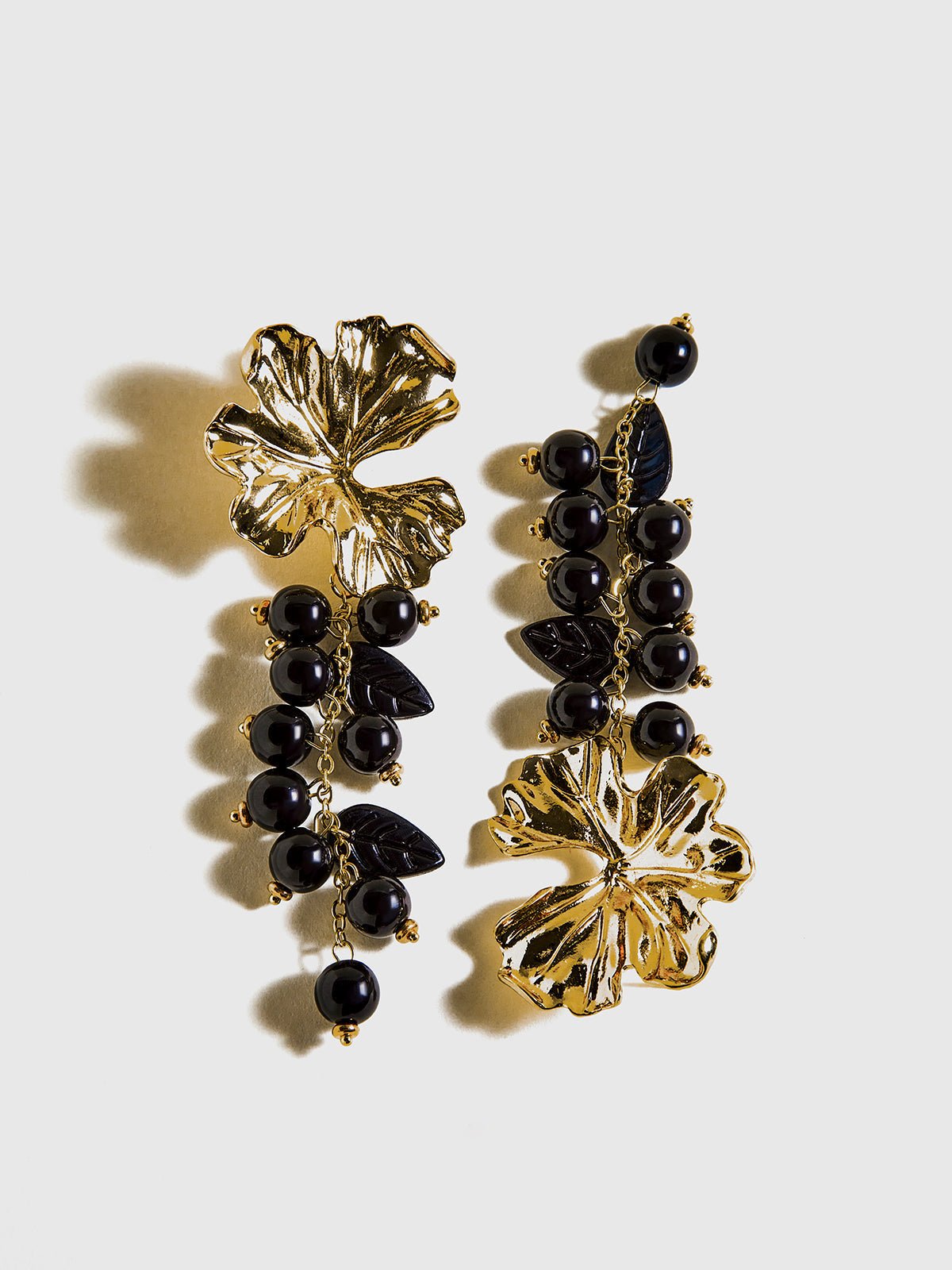 Metal Çiçek Topu Boncuklu Püsküllü Küpeler Altın