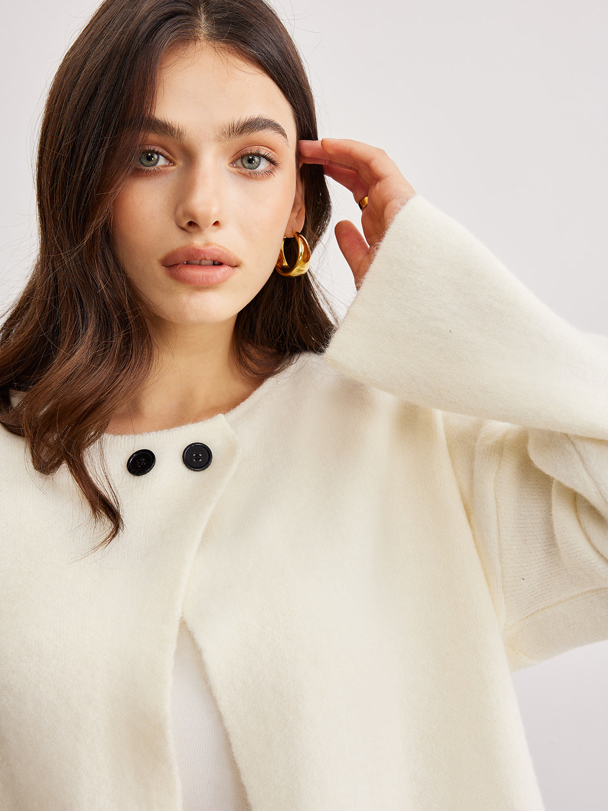 Minimalist Düğmeli Asimetrik Hırka Beyaz Bölmeli