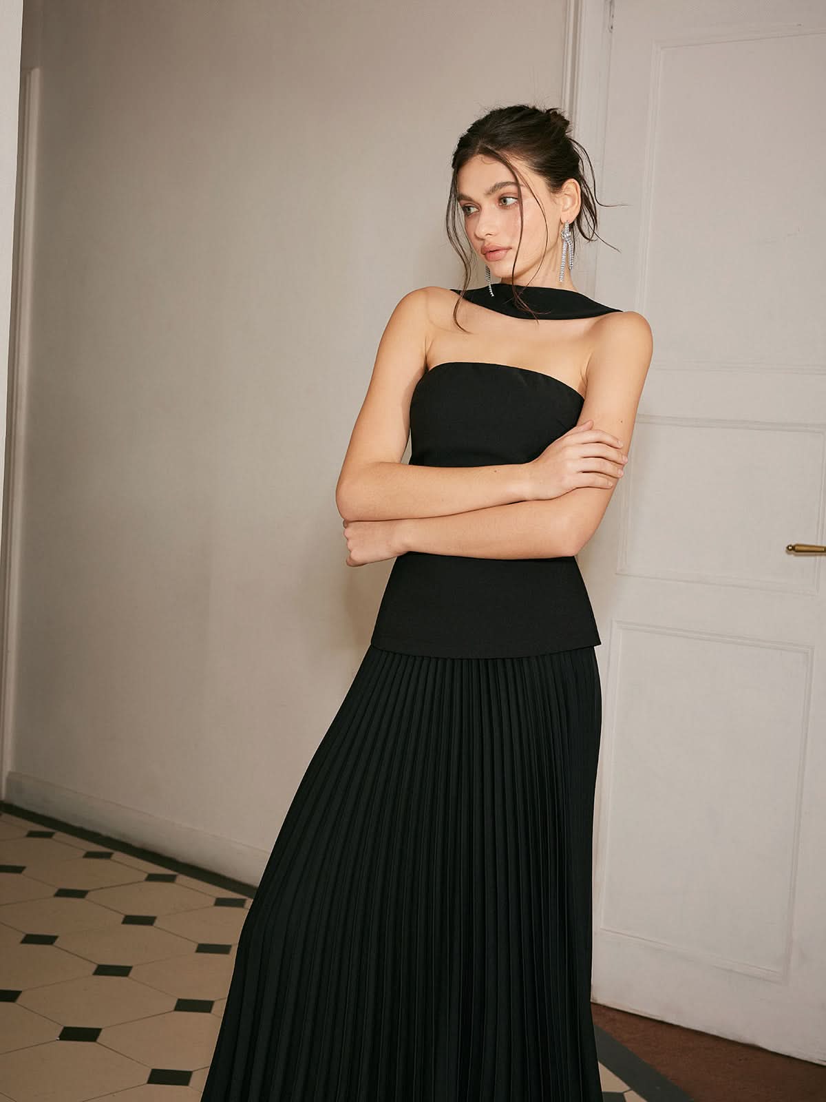 Choker Yaka Pileli Panel Maxi Elbise Siyah Kolsuz
