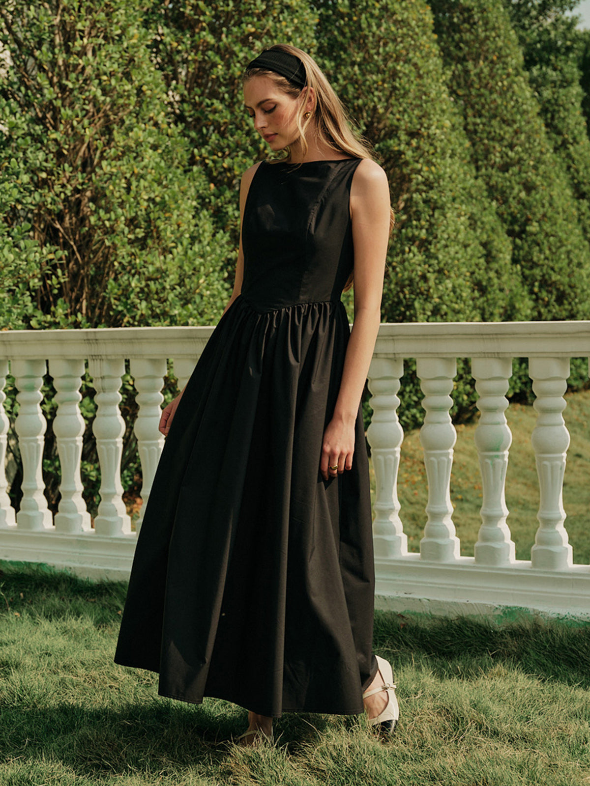 Şık Kolsuz Sırt Açık Plise Maxi Elbise