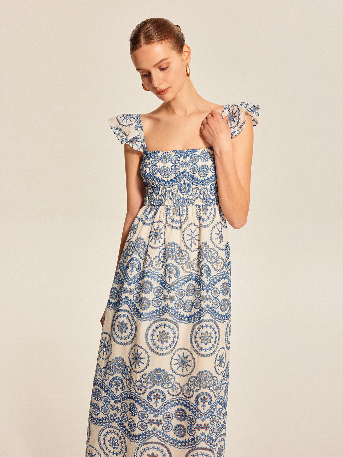 Şık Boho Çiçekli Elbise ile Etkileyici Sırt Dekolteli