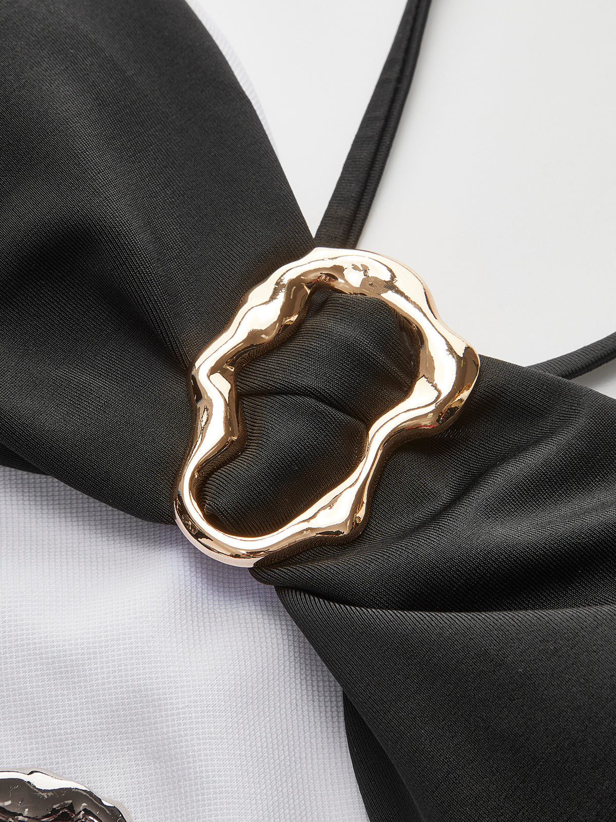 Şık Halter Kesim Figürlü Tek Parça Mayo ile Şık Metal Yüzük