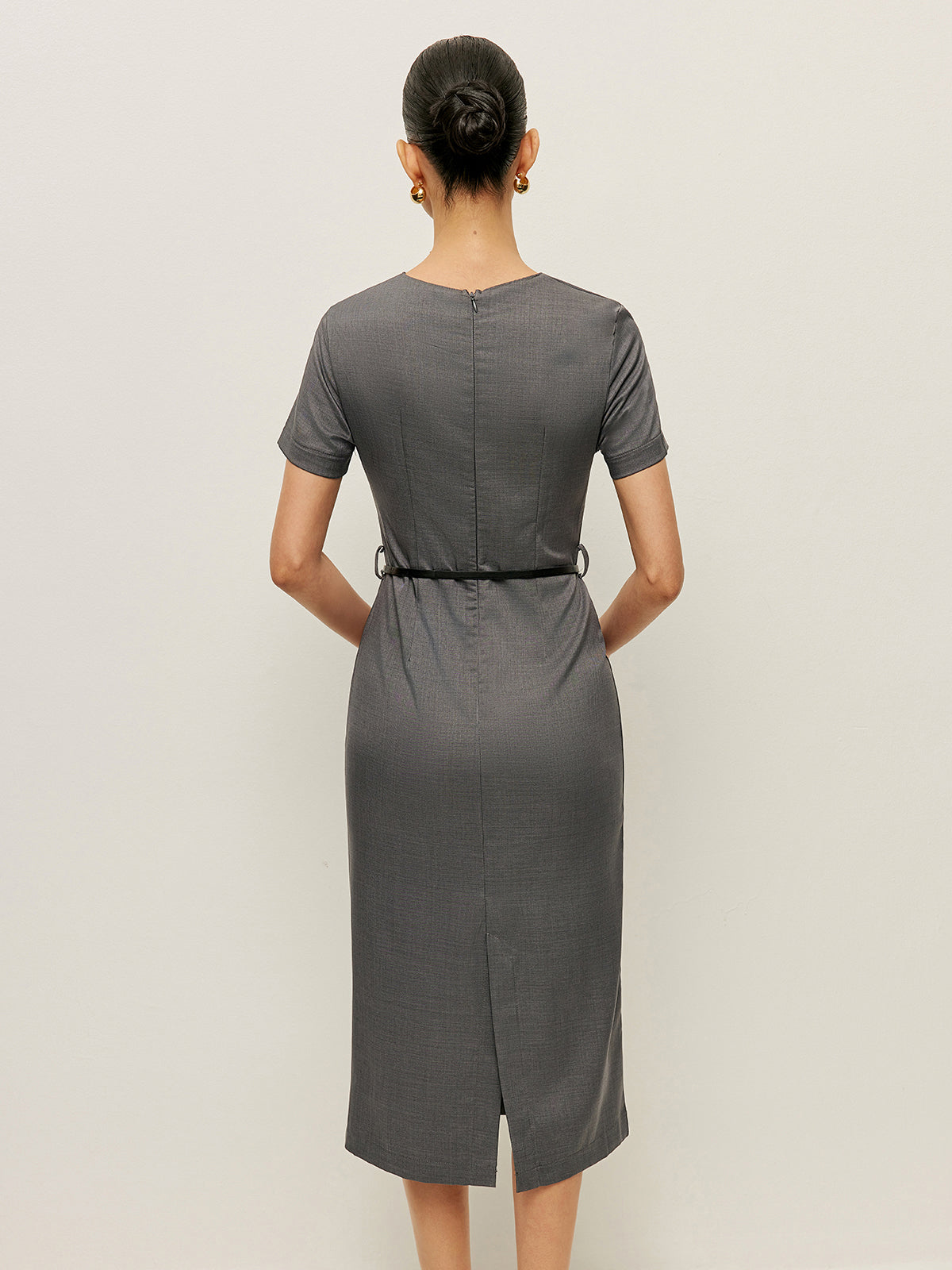 Şık Kemerli Kısa Kollu Kalem Elbise ile Zahmetsiz Zarafet