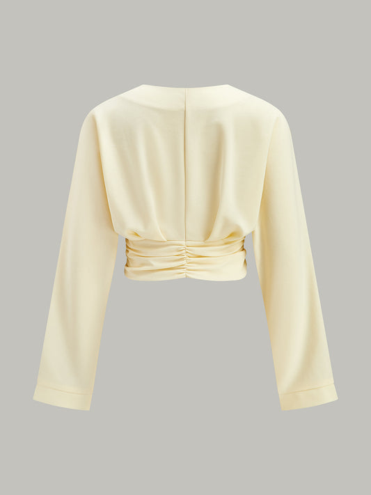 V Yaka Kısa Bluz, Asimetrik Bel ve Şık Düğme Detayları