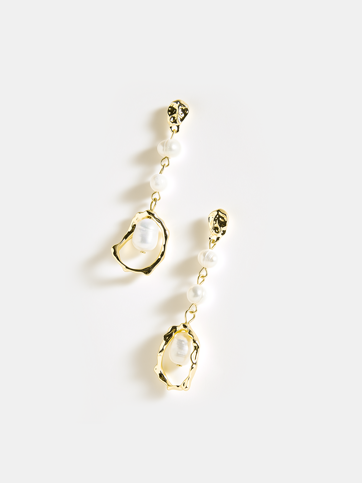 Şık altın inci küpeler özel görünüm için