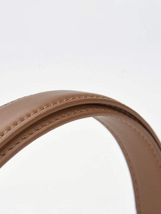 Altın tokalı deri kemer şık ve dayanıklı bir tarz için