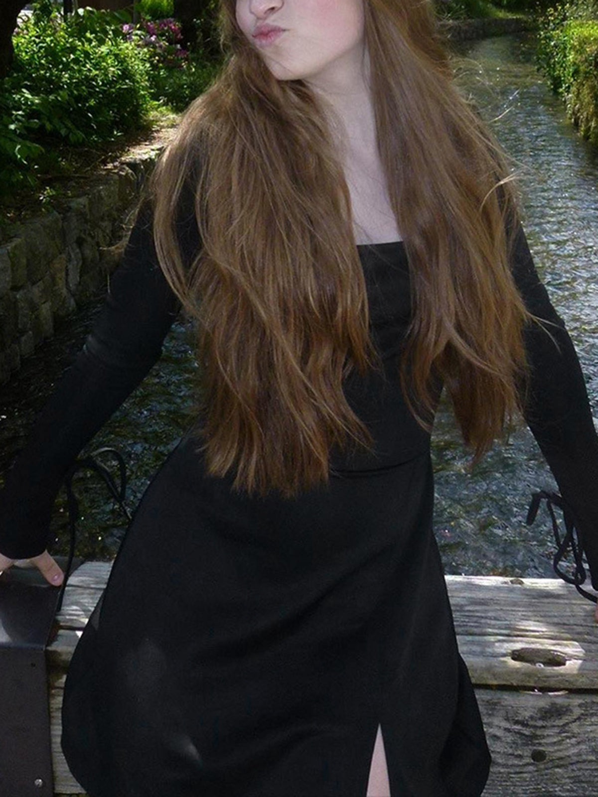 Uzun Kollu Yırtmaçlı Kısa Elbise Siyah Kare Yaka