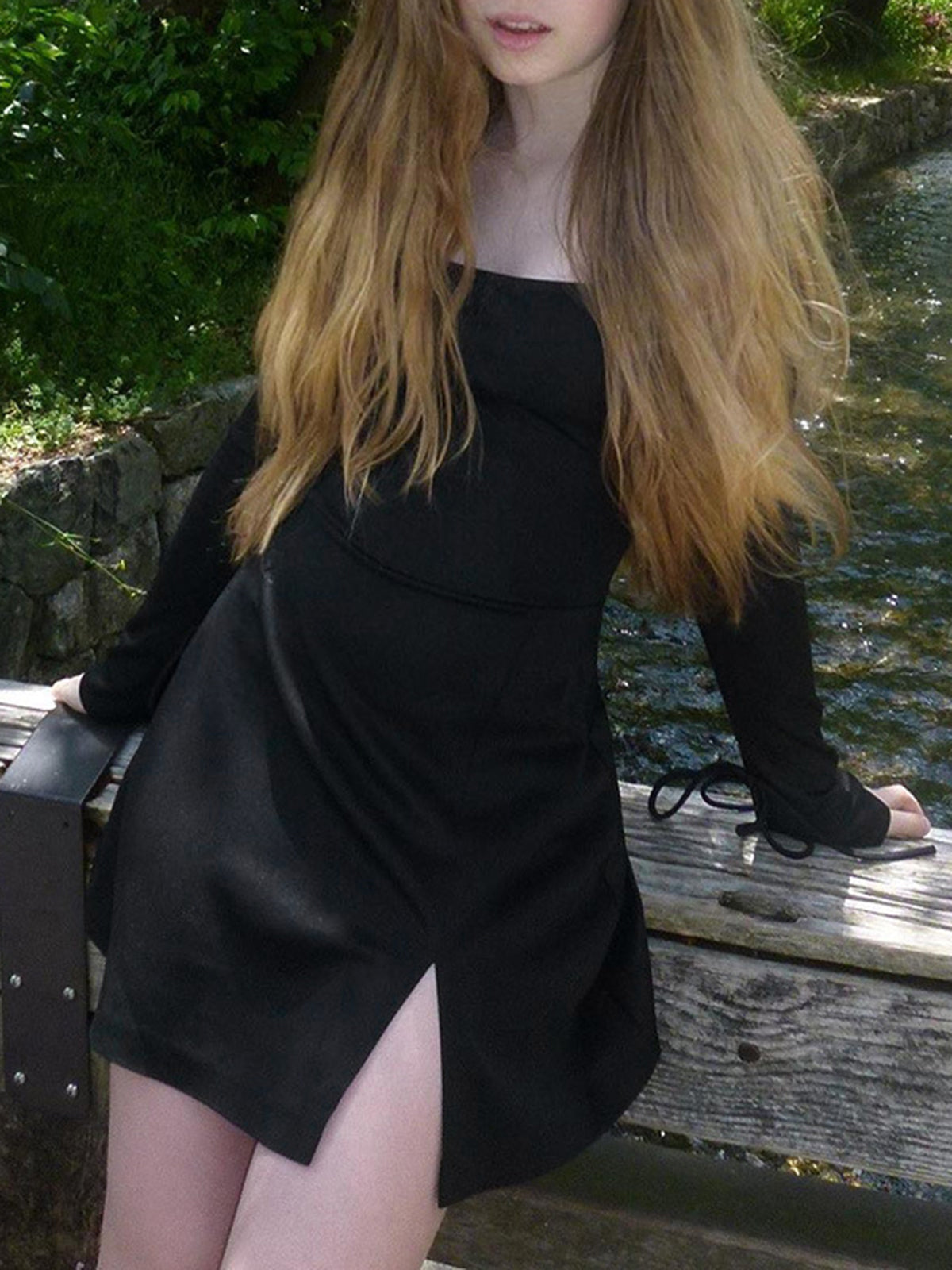 Uzun Kollu Yırtmaçlı Kısa Elbise Siyah Kare Yaka