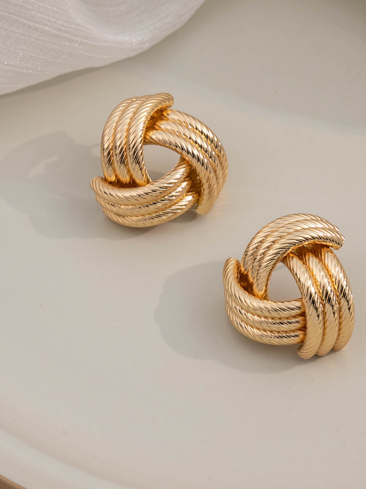 Vintage Düğümlü Küpe Altın Rengi Geometrik Desen