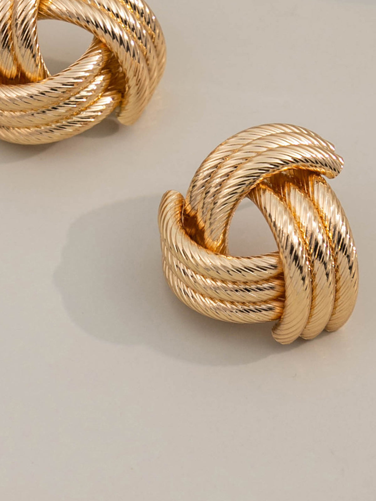 Vintage Düğümlü Küpe Altın Rengi Geometrik Desen