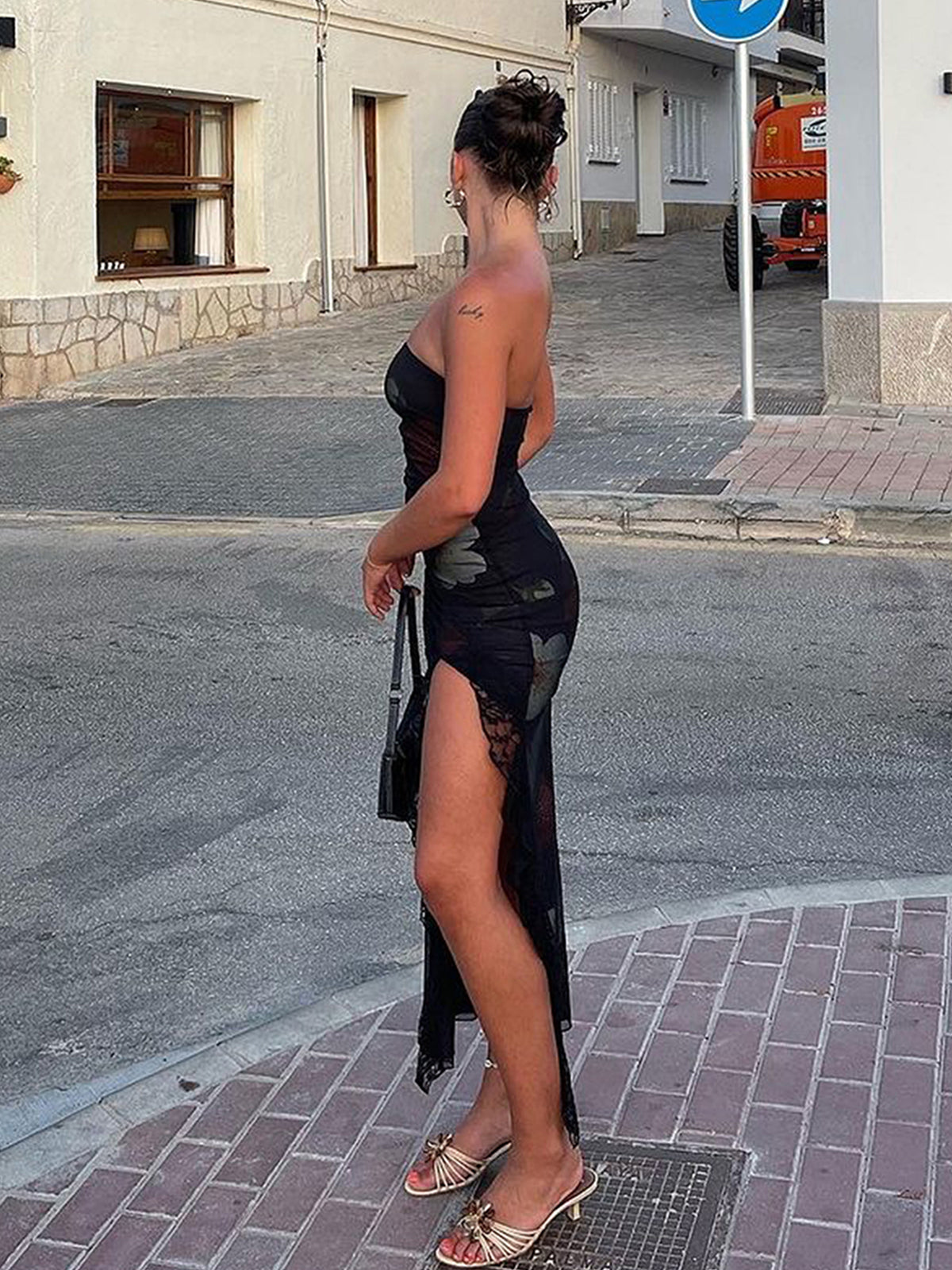 Çiçek Desenli Bölmeli Midi Elbise Siyah Kolsuz