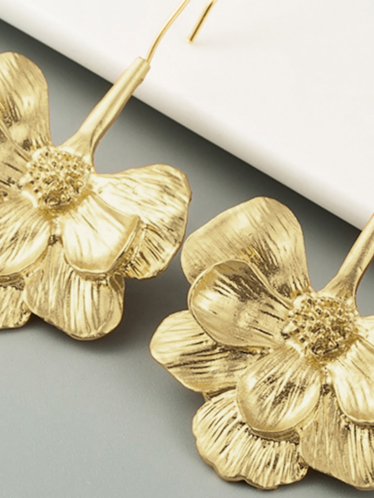 Çiçek Motifli Sallantılı Küpe Altın Rengi