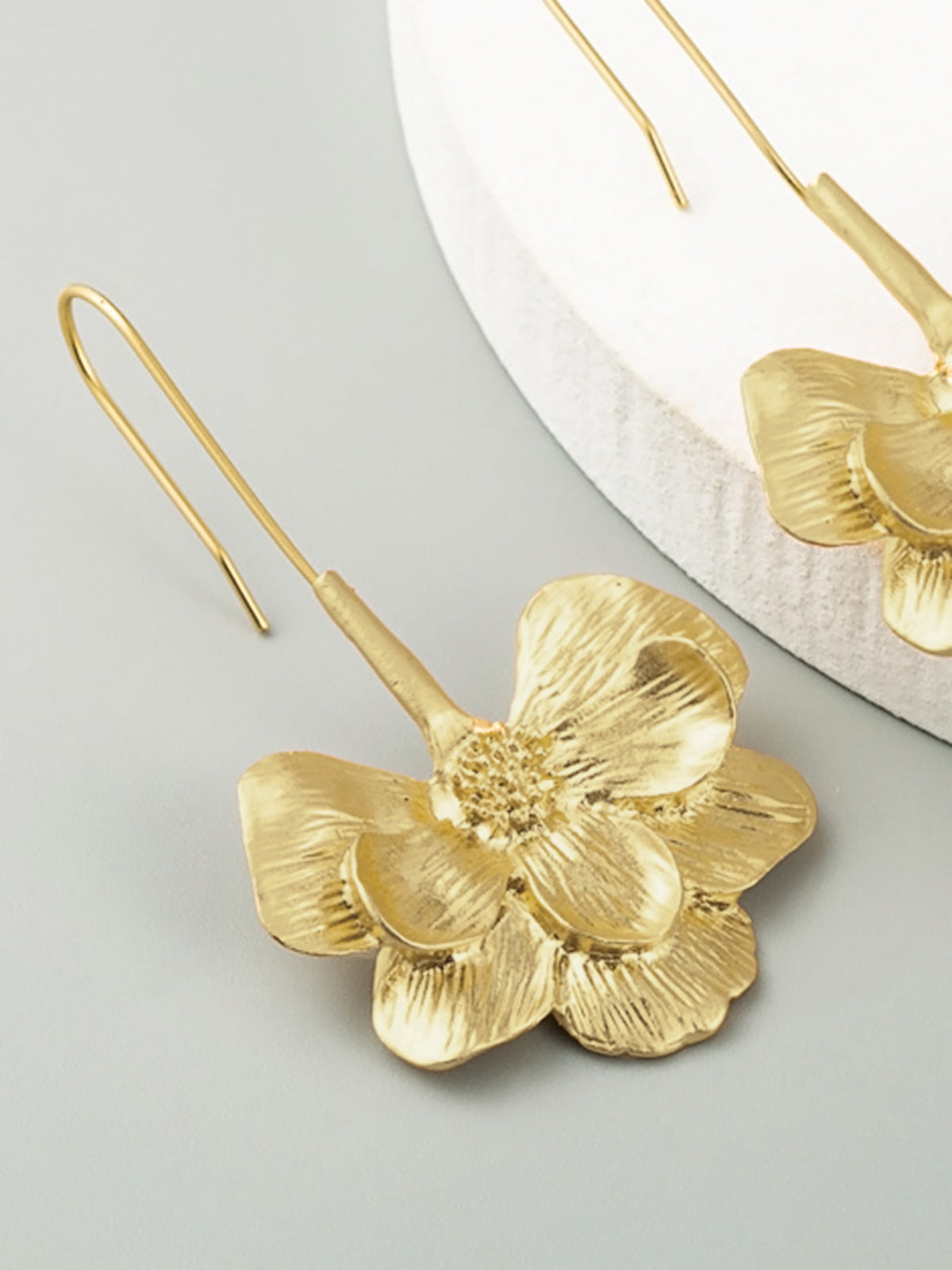 Çiçek Motifli Sallantılı Küpe Altın Rengi