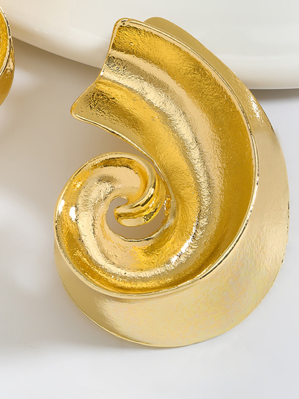 Kabuklu Saplama Küpe Altın Rengi Damla Model