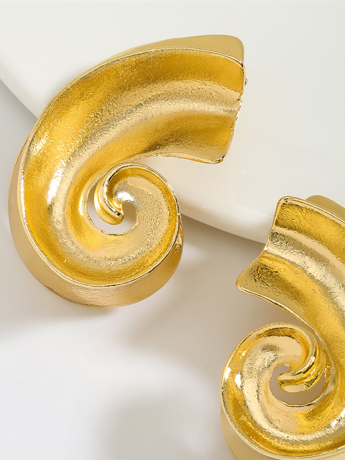 Kabuklu Saplama Küpe Altın Rengi Damla Model