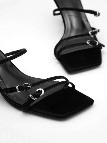 Kare Burunlu Bantlı Topuklu Sandaletler