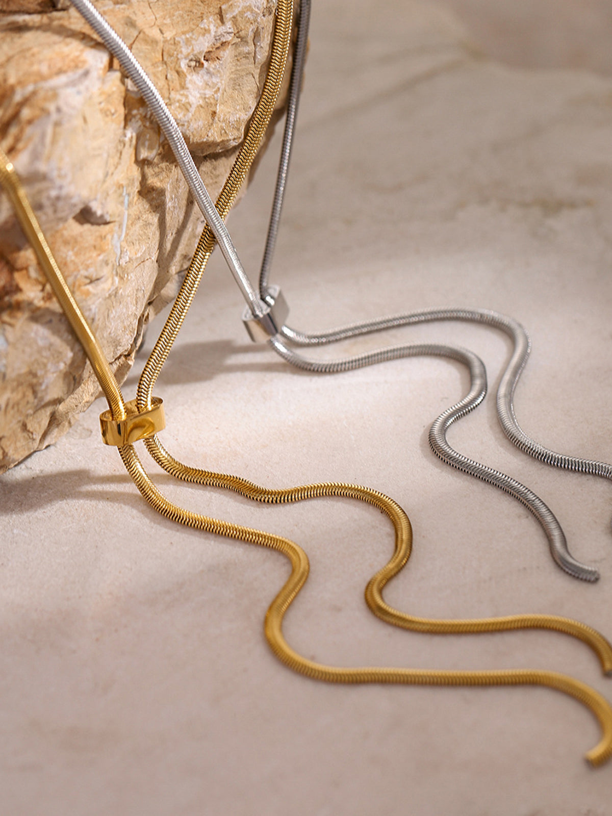 Y Harfi Püsküllü Kolye Altın Rengi Titanyum Çelik