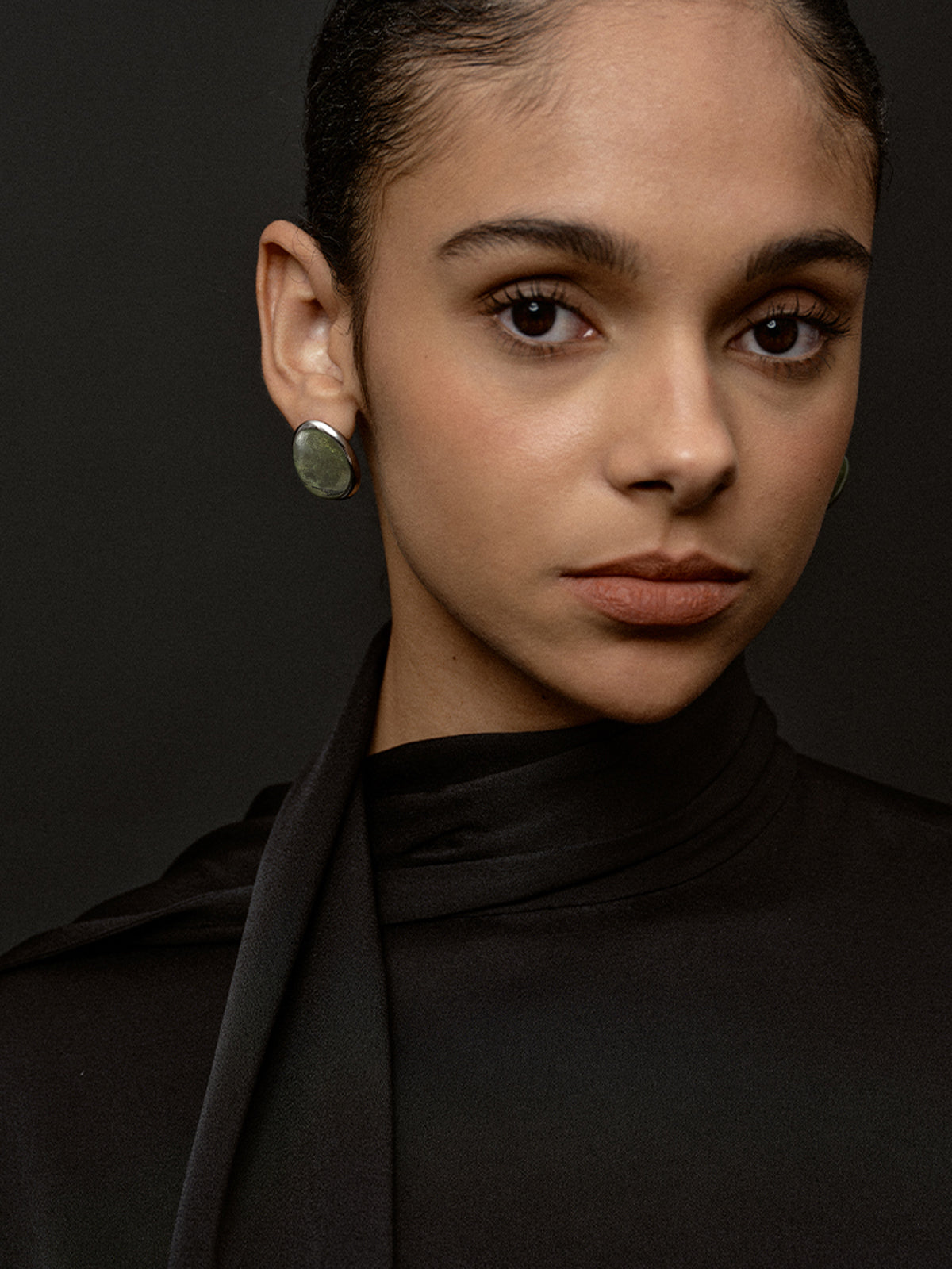 Yosun Yeşili Spektrolit Saplama Küpe Gümüş Rengi