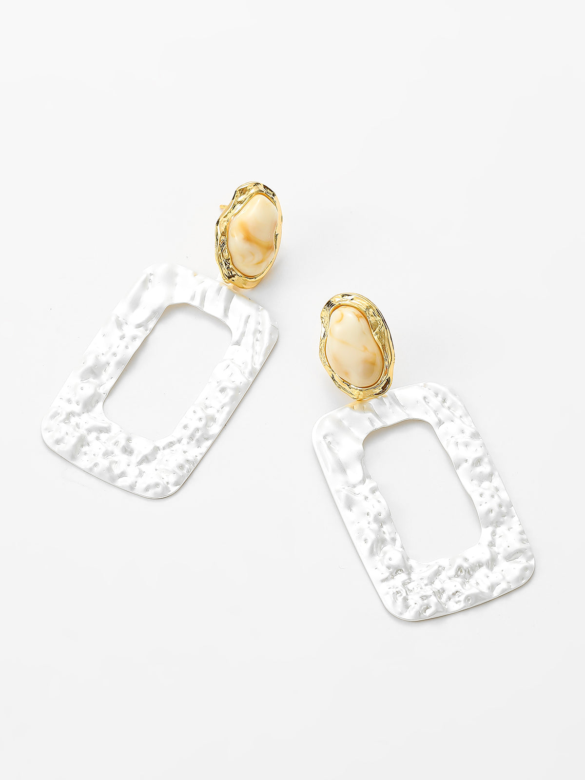 Taşlı Kare Pileli Çerçeve Damla Küpe Beyaz