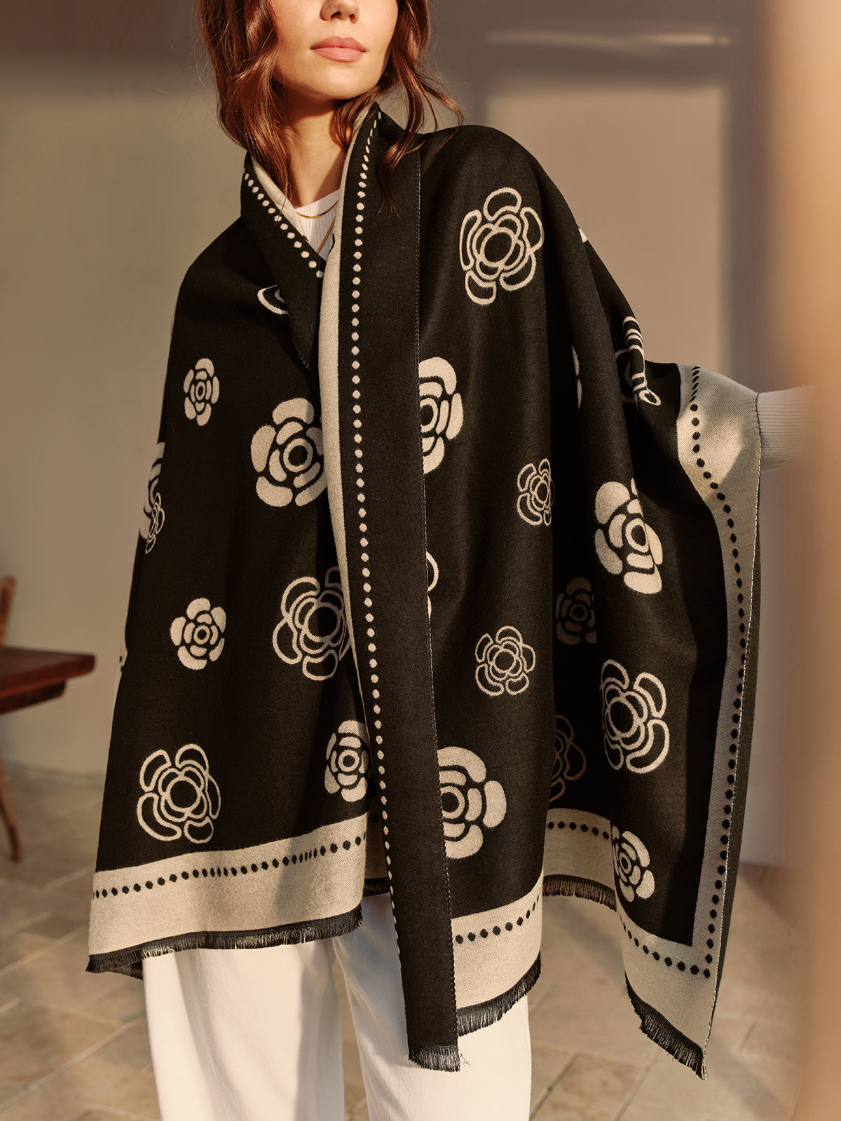 Çift Taraflı Kamelya Püskül Şalı Siyah Bej