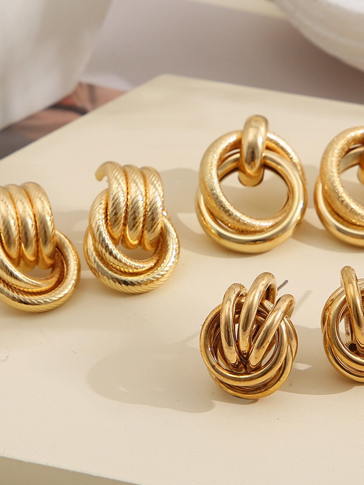 Üç Parçalı Çapraz Halkalı Sarkan Küpe Altın Rengi