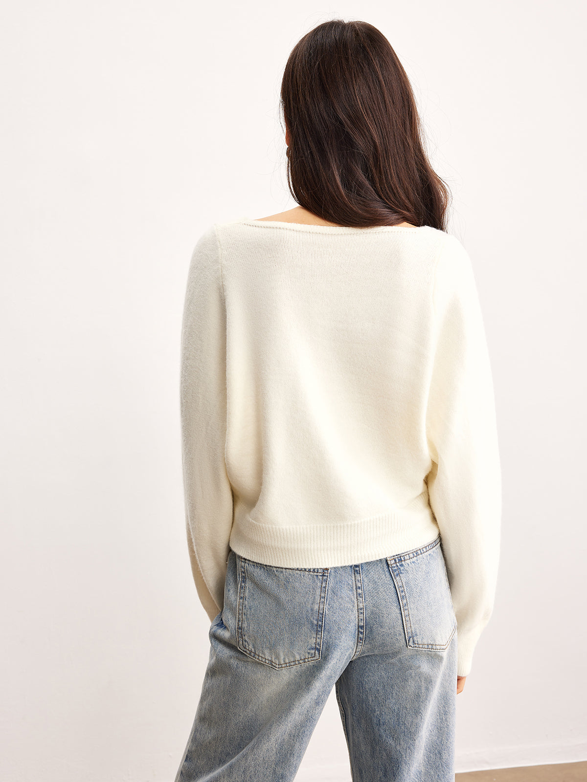 Romantik V Yaka Düğmeli Hırka Beyaz Metal Detaylı