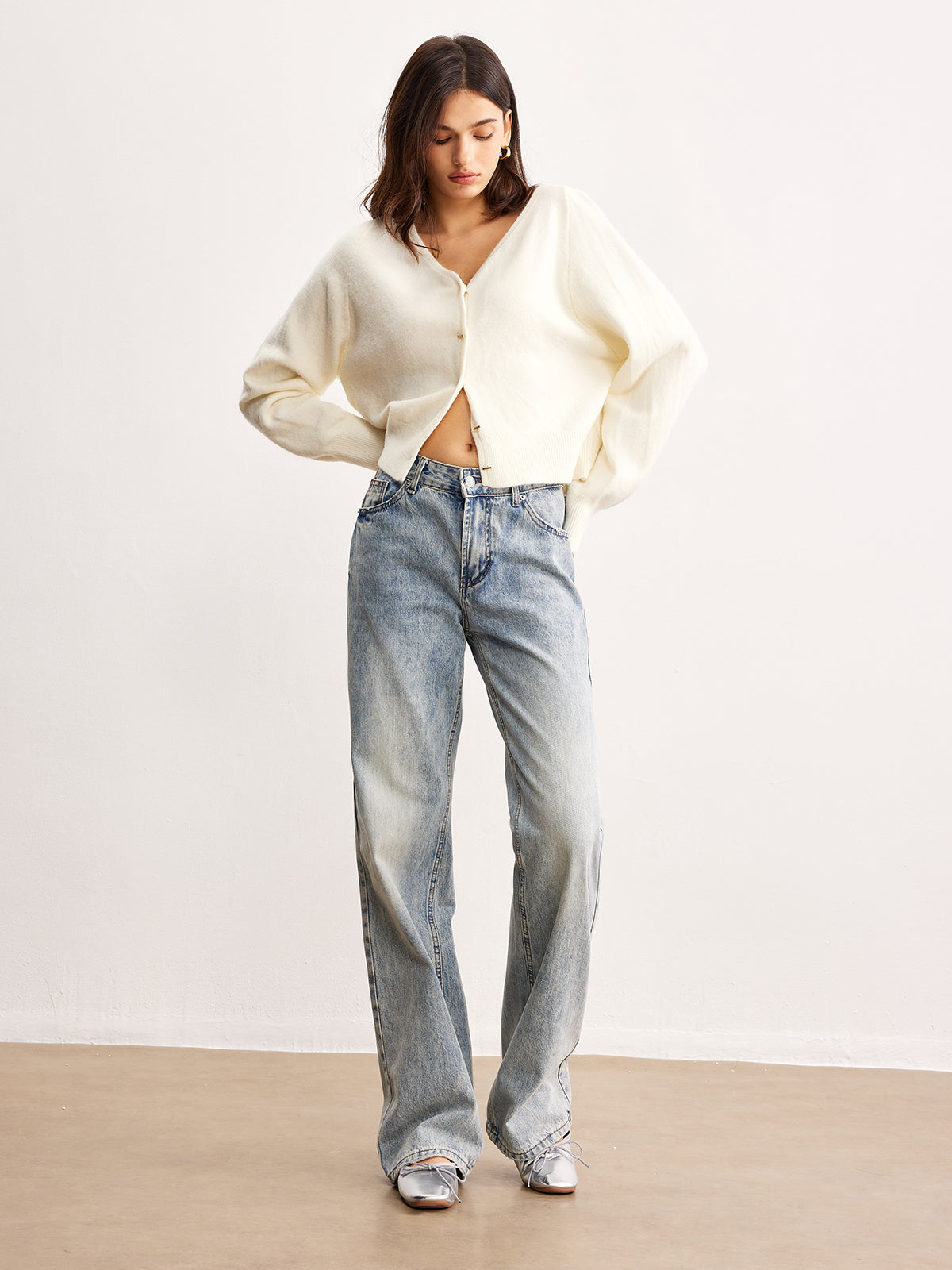 Romantik V Yaka Düğmeli Hırka Beyaz Metal Detaylı