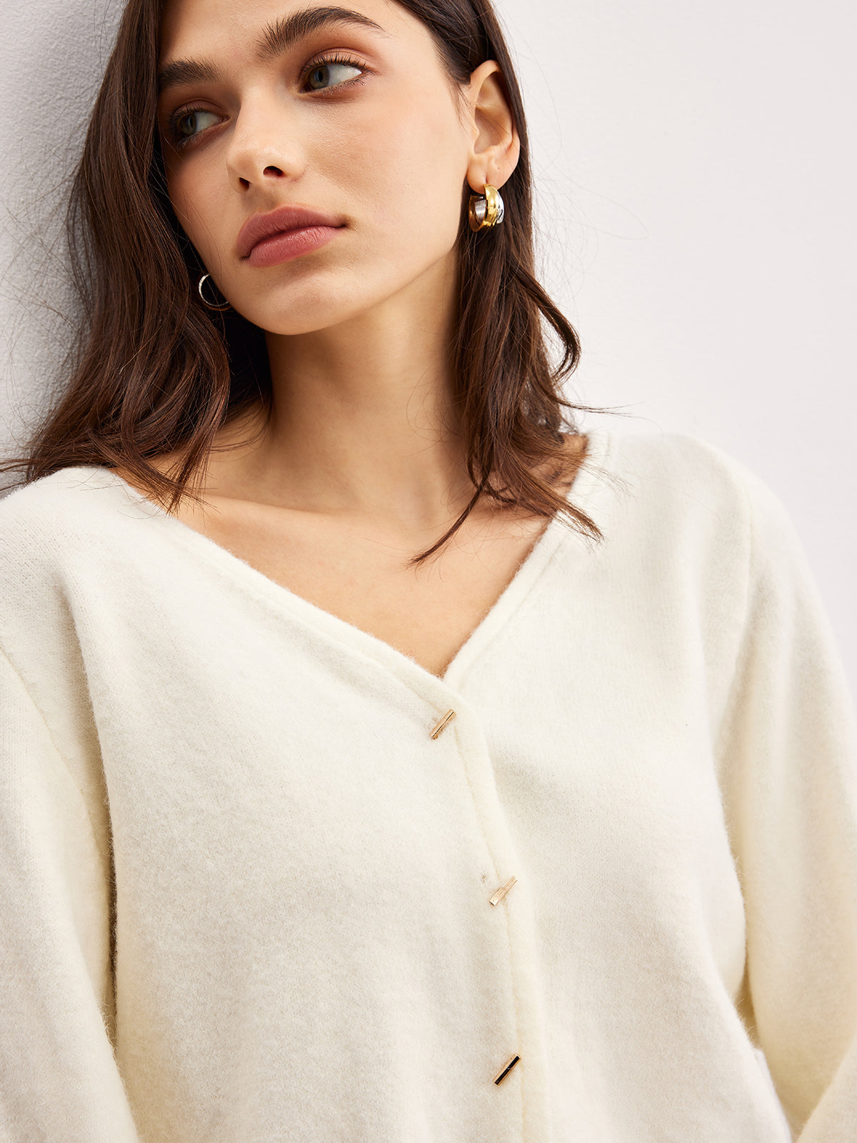 Romantik V Yaka Düğmeli Hırka Beyaz Metal Detaylı