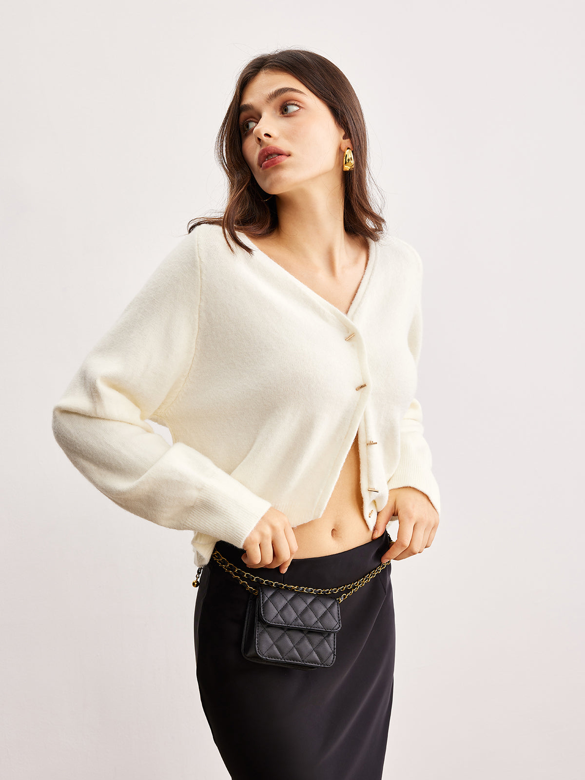 Romantik V Yaka Düğmeli Hırka Beyaz Metal Detaylı