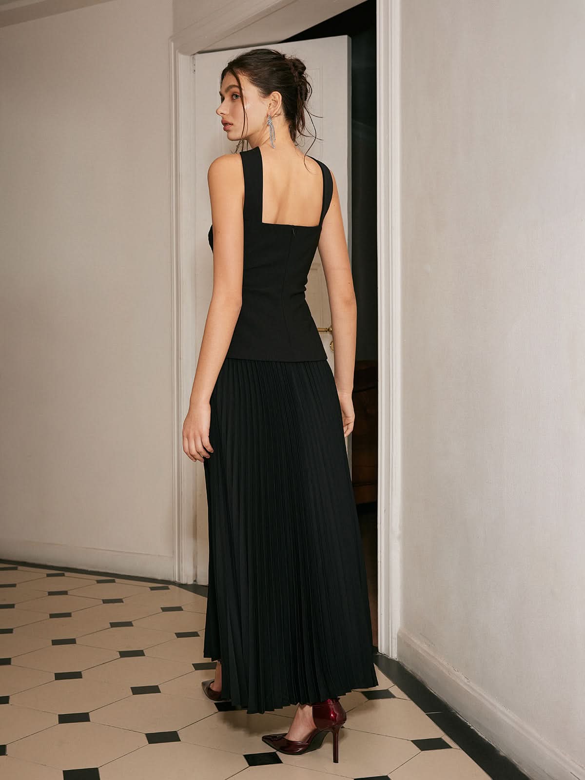 Choker Yaka Pileli Panel Maxi Elbise Siyah Kolsuz