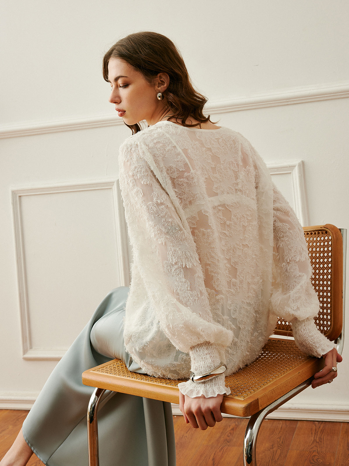 Şık Fırfırlı V-Yaka Bluz, Zarif Fener Kollar ve Güzel İşlemelerle