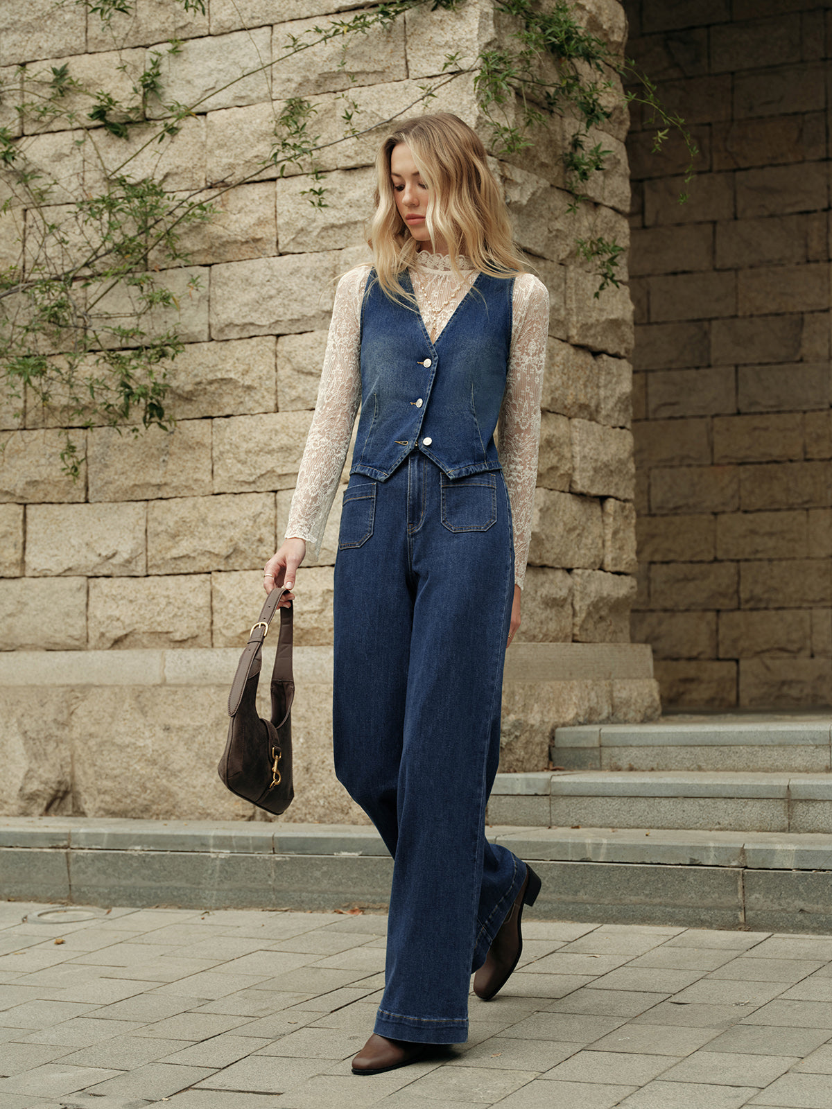 Şık Denim Yelek ile Rahat Şıklık