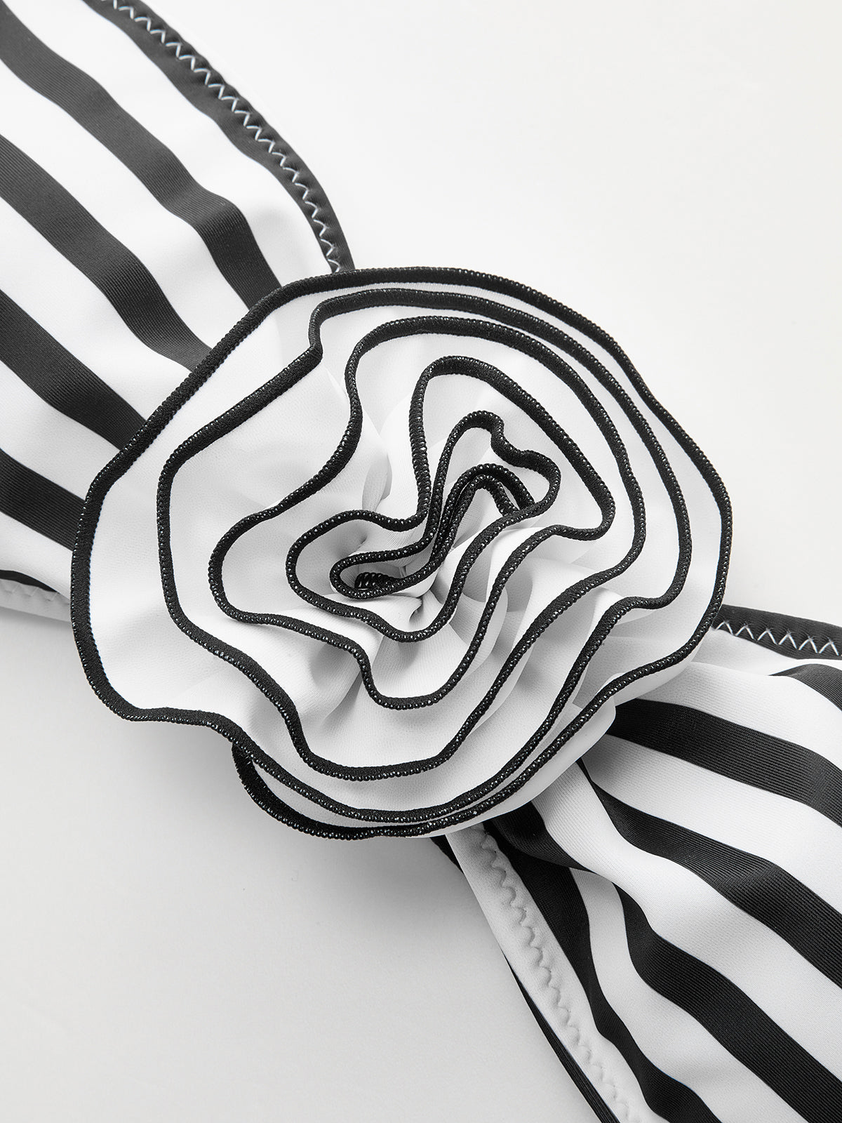 Şık Çizgili Bandeau Bikini Takımı Çiçek Aksamları ile