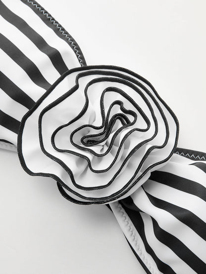 Şık Çizgili Bandeau Bikini Takımı Çiçek Aksamları ile