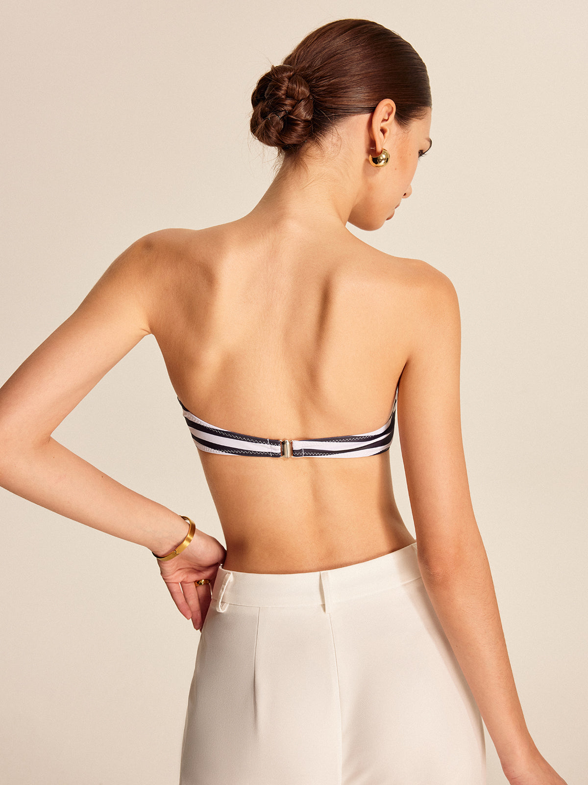 Şık Çizgili Bandeau Bikini Takımı Çiçek Aksamları ile