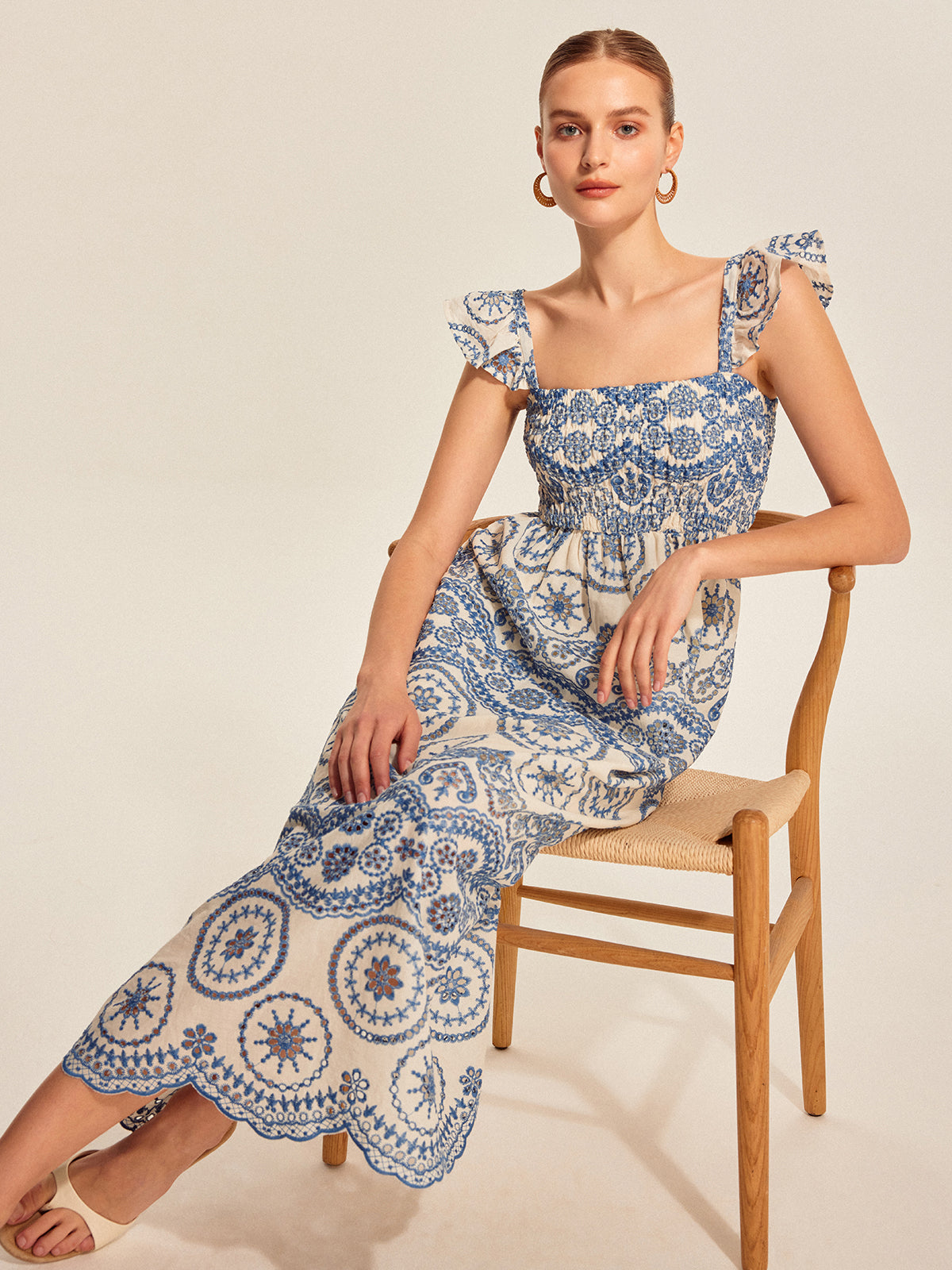 Şık Boho Çiçekli Elbise ile Etkileyici Sırt Dekolteli