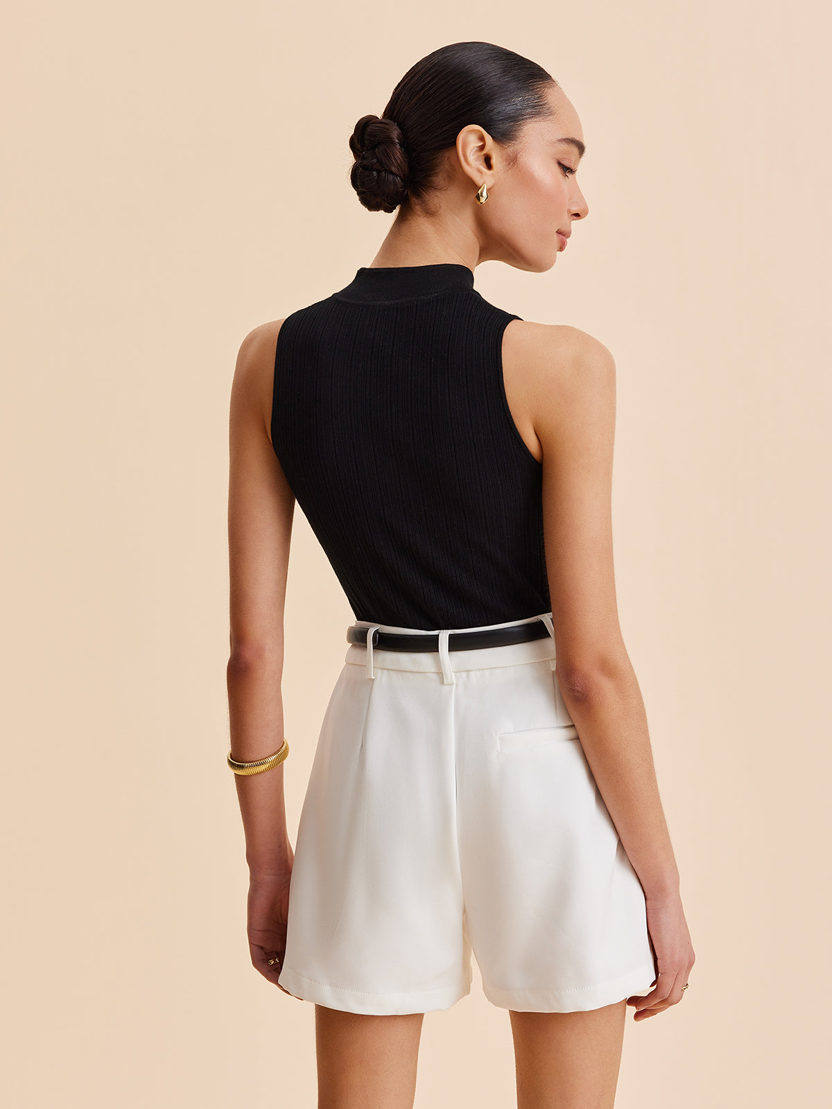 Şık Bir Görünüm İçin Mock Neck Anahtar Delikli Örgü Yelek