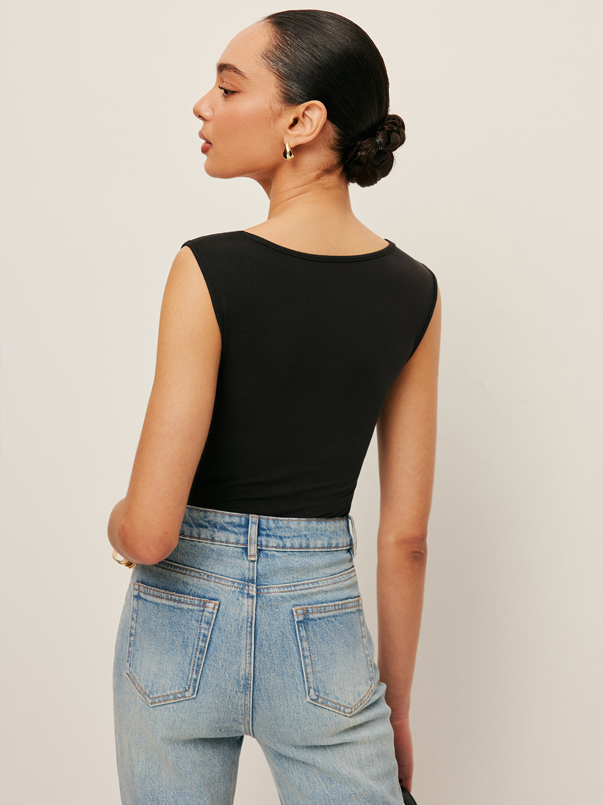 Kare Yaka Vücuda Oturan Kolsuz Atlet Siyah Pileli