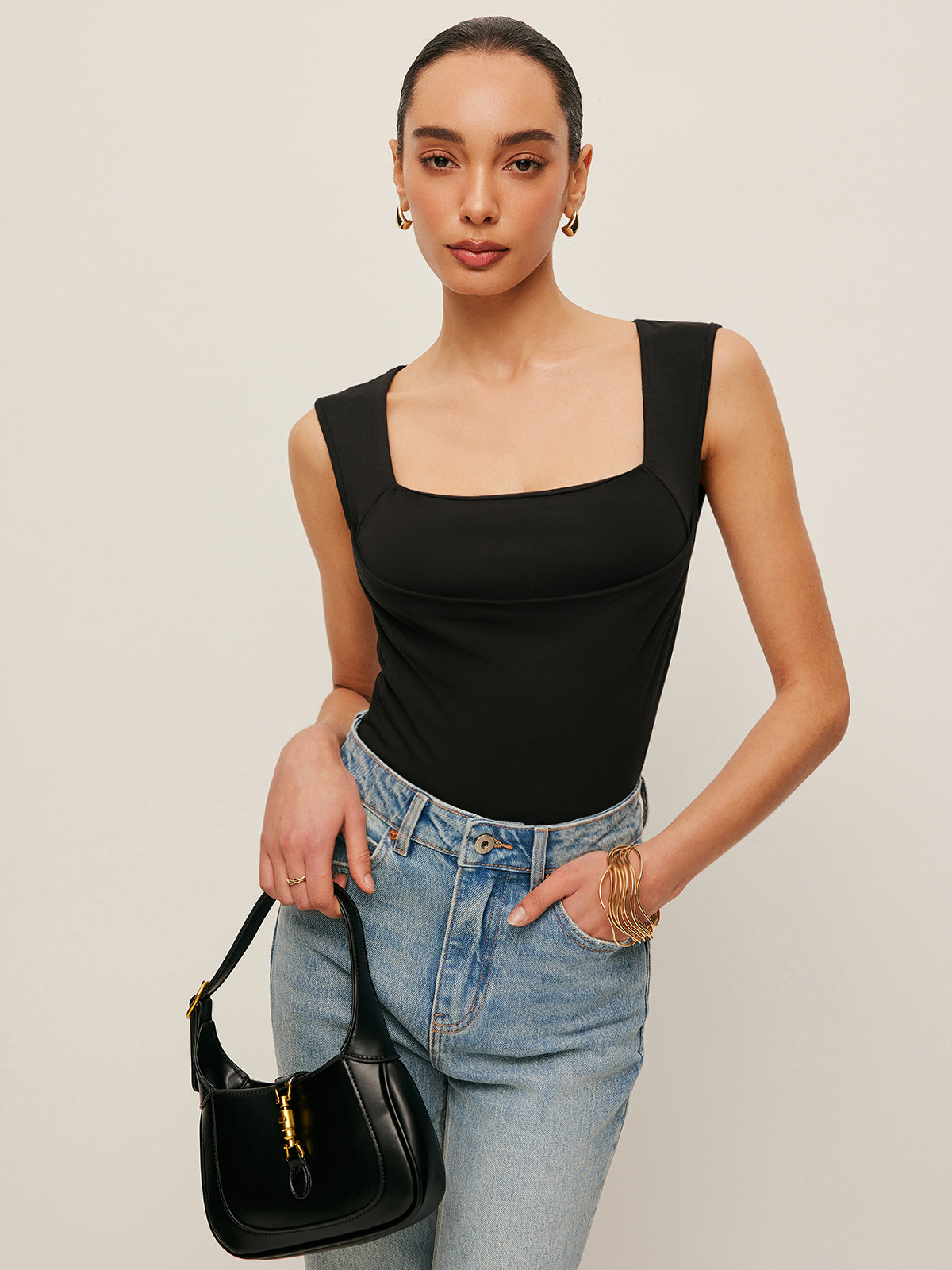 Kare Yaka Vücuda Oturan Kolsuz Atlet Siyah Pileli