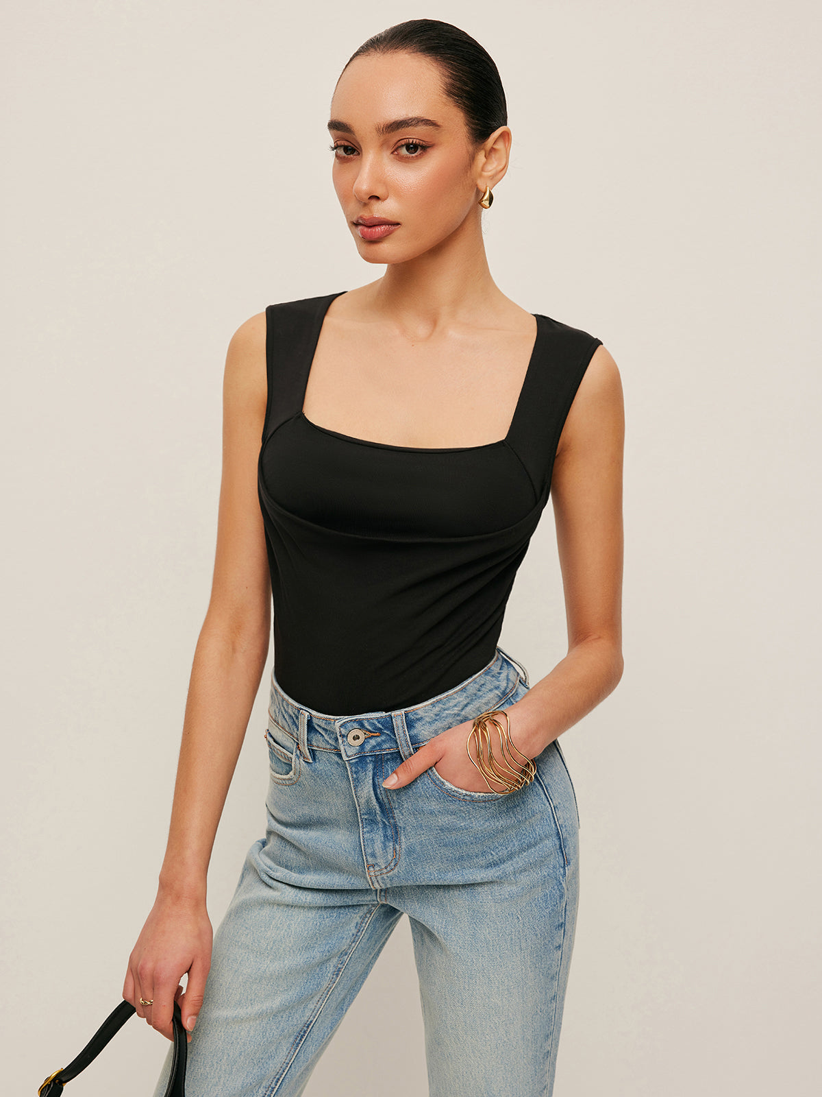 Kare Yaka Vücuda Oturan Kolsuz Atlet Siyah Pileli