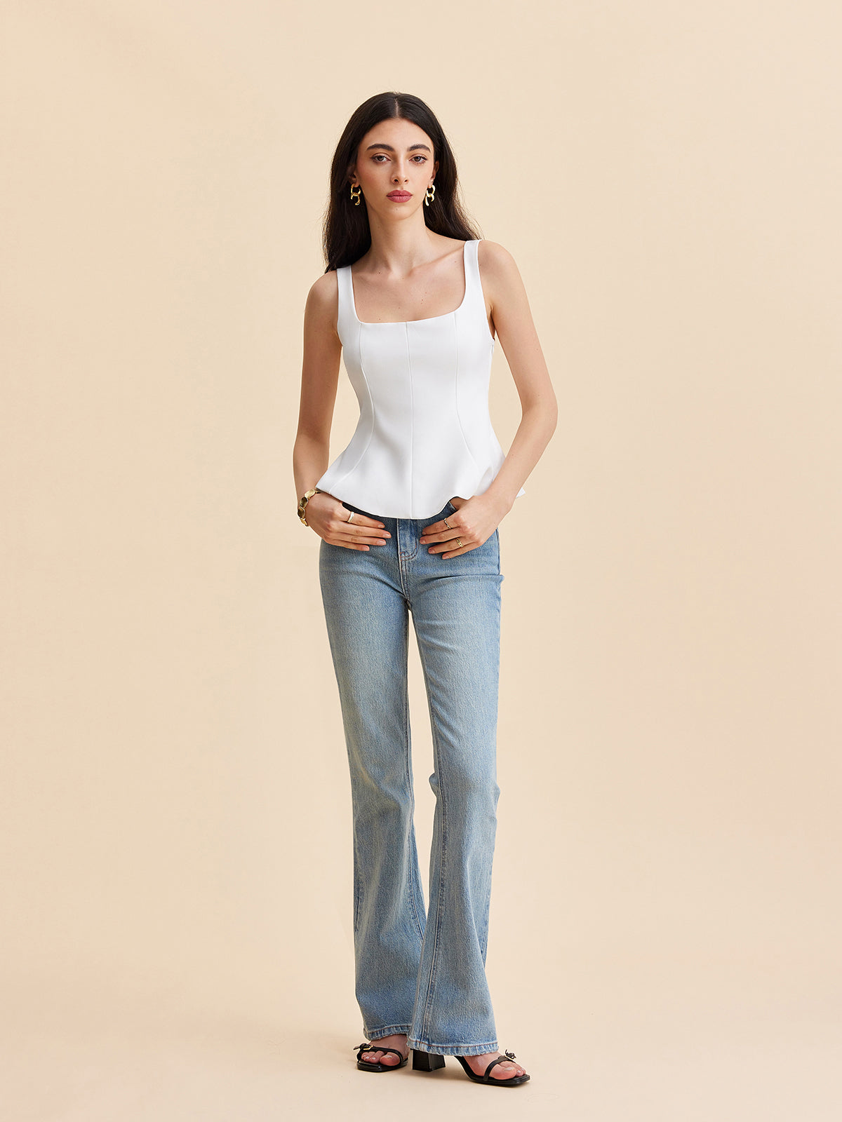 Kare Yaka Peplum Volanlı Bluz Beyaz Kolsuz